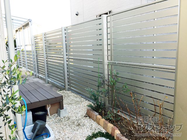 愛知県小牧市ののフェンス・柵 ルシアスフェンスF04型 横板 木目カラー 2段支柱 自立建て用（パネル2段） 施工例