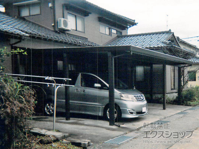 富山県氷見市のLIXIL リクシル（トステム）のカーポート テリオスポートIII 3000 3台用 横連棟 角柱9本仕様 積雪〜100cm対応 施工例