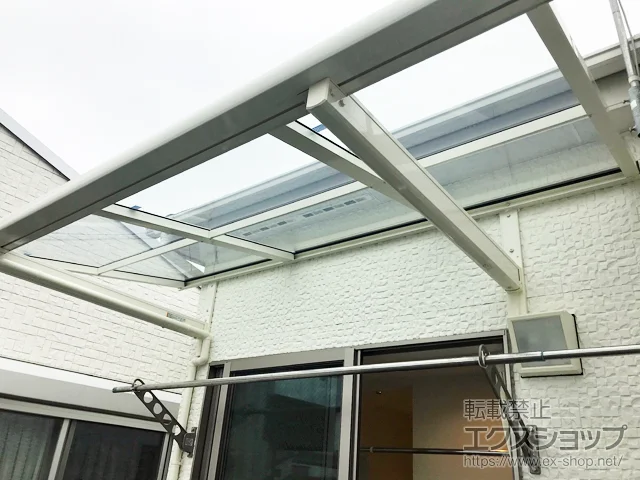 東京都葛飾区のLIXIL(リクシル)のバルコニー・ベランダ屋根 スピーネ F型 ルーフタイプ 単体 積雪～20cm対応 施工例