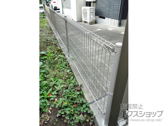 神奈川県横浜市ののフェンス・柵 メッシュマイアミフェンス8M型[スチール製] 間柱式　※傾斜用 施工例