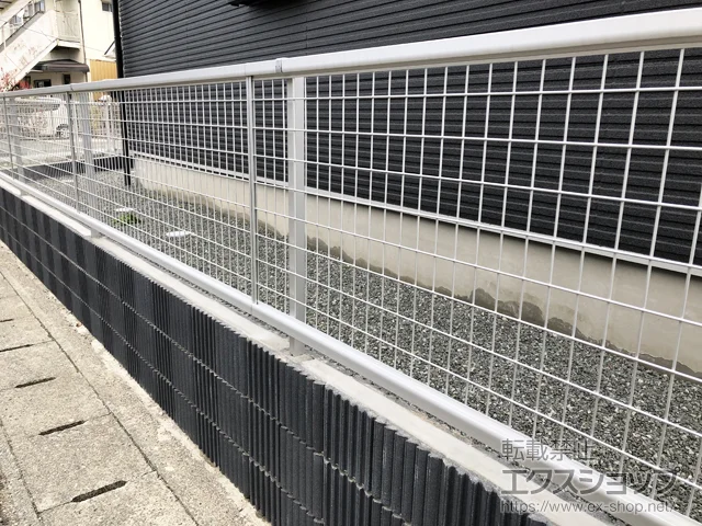熊本県八代市のYKKAPのフェンス・柵・塀 シンプレオフェンスM2型 縦井桁メッシュ 間仕切タイプ/自由柱タイプ 施工例