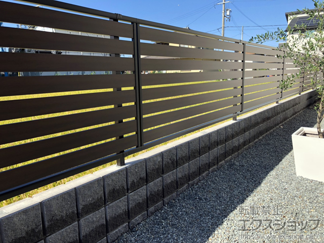 兵庫県姫路市ののフェンス・柵 モクアルフェンス 横板タイプ 自由柱施工 施工例