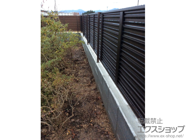 新潟県村上市ののフェンス・柵 ミエーネフェンス 目隠しルーバータイプ 自由柱施工 施工例