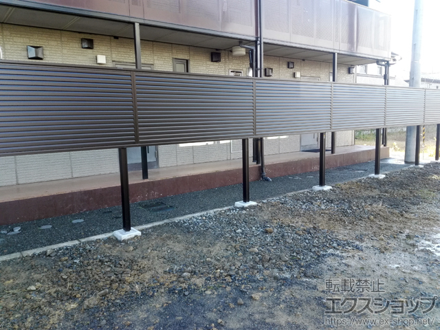 岩手県奥州市ののフェンス・柵 ミエーネフェンス 目隠しルーバータイプ 2段支柱 自立建て用（パネル1段） 施工例