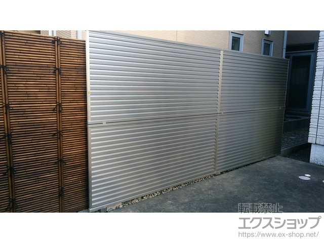 富山県富山市ののフェンス・柵 ミエーネフェンス 目隠しルーバータイプ 2段支柱 自立建て用（パネル2段） 施工例