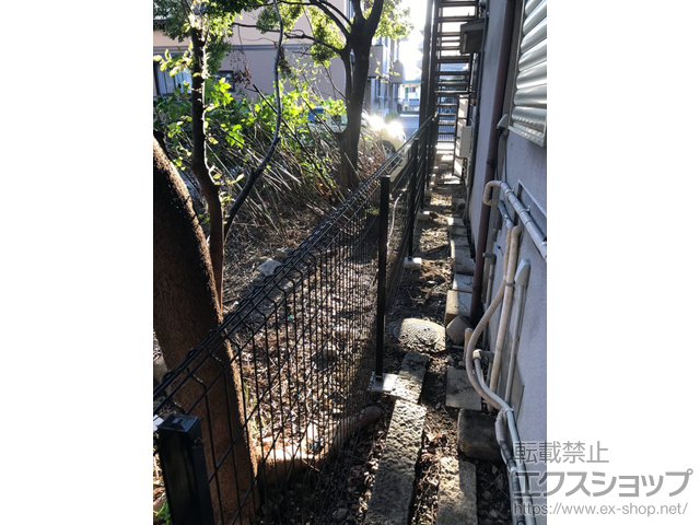 兵庫県伊丹市ののフェンス・柵 イーネットフェンス 2F型 自由柱施工＋イーネット門扉2型 片開き 門柱使用 施工例