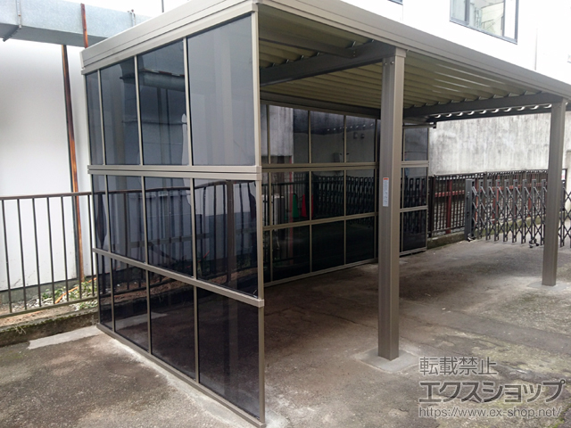 神奈川県厚木市のLIXIL リクシル（トステム）のカーポート テリオスポートIII 1500 角柱4本仕様 積雪〜50cm対応＋ テリオスポートIII サイドパネル＜L字囲い＞ 施工例