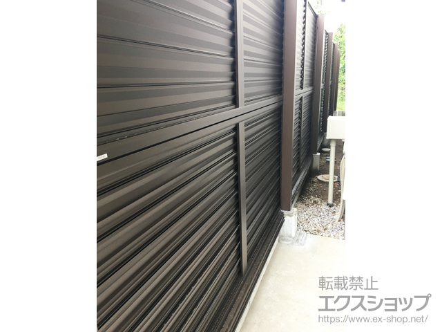 神奈川県平塚市ののフェンス・柵 ミエーネフェンス 目隠しルーバータイプ 2段支柱 自立建て用（パネル2段） 施工例