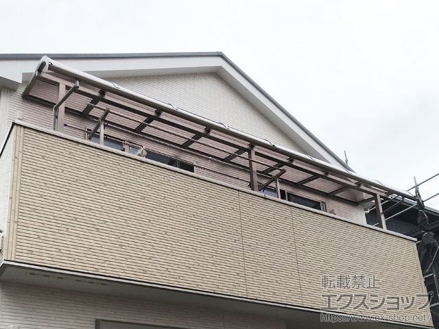 神奈川県中郡二宮町のLIXIL リクシル（トステム）のバルコニー・ベランダ屋根 パワーアルファ RB型 屋根タイプ 連棟 積雪〜30cm対応 施工例