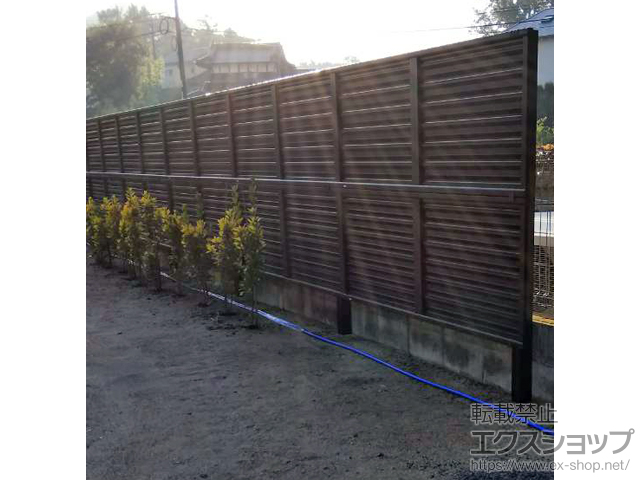 広島県東広島市ののフェンス・柵 ミエーネフェンス 目隠しルーバータイプ 2段支柱 自立建て用（パネル2段） 施工例