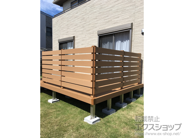 群馬県館林市ののウッドデッキ リウッドデッキ 200＋段床セット　片側面タイプ　1段＋リウッドデッキフェンス3型〈横スリット〉 施工例