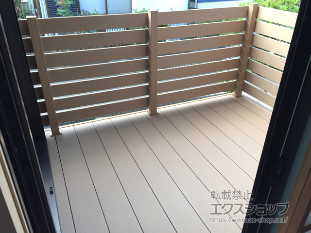 神奈川県大和市ののウッドデッキ リウッドデッキ 200＋リウッドデッキフェンス3型〈横スリット〉 施工例