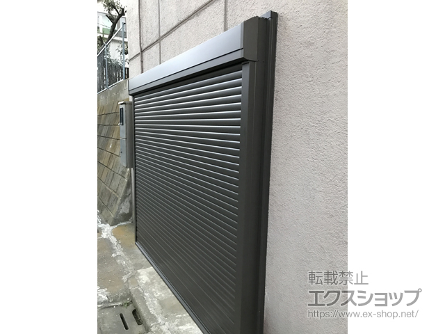 千葉県船橋市のLIXIL リクシル（トステム）のガレージシャッター ガレージシャッタークワトロ 電動式 外部付タイプ 施工例