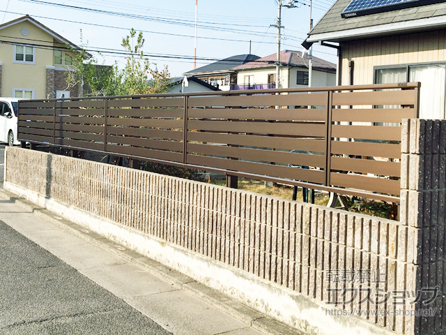 香川県高松市ののカーゲート シンプレオフェンスSY1型 横半目隠し 2段支柱 自立建て用（パネル1段） 施工例