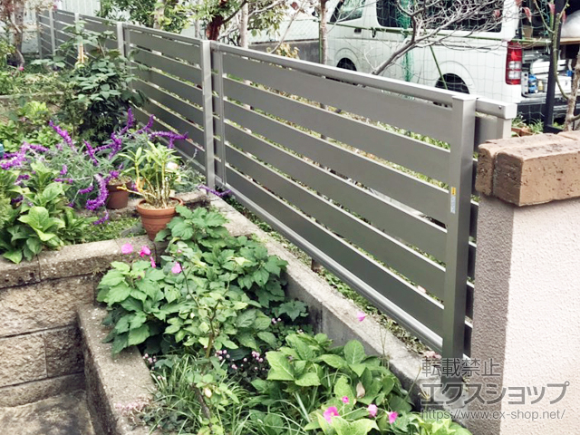 大阪府茨木市ののフェンス・柵 ルシアスフェンスF04型 横板 木目カラー 自由柱施工 施工例