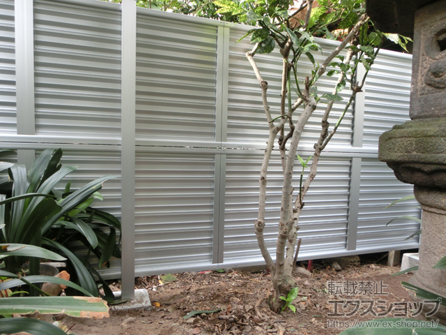 愛知県名古屋市ののフェンス・柵 ミエーネフェンス 目隠しルーバータイプ 2段支柱 自立建て用（パネル2段） 施工例