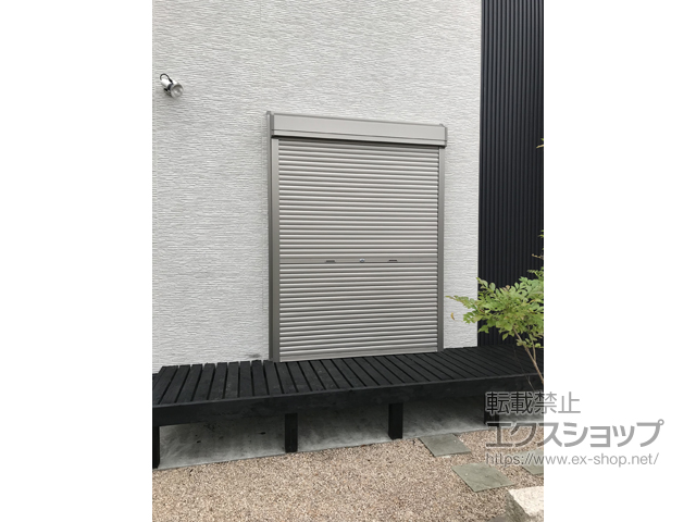 滋賀県長浜市のLIXIL リクシル（トステム）のガレージシャッター ガレージシャッタークワトロ 手動式 外部付タイプ 施工例