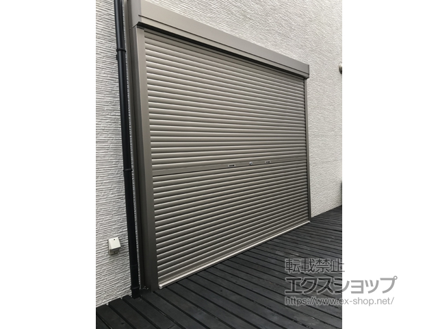 滋賀県長浜市のLIXIL リクシル（トステム）のガレージシャッター ガレージシャッタークワトロ 手動式 外部付タイプ 施工例