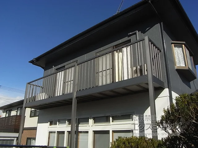 宮城県黒川郡大和町のLIXIL リクシル（トステム）のバルコニー・ベランダ ビューステージHスタイル 縦太格子 単体 柱建て式 施工例