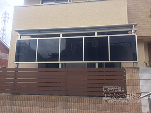 大分県別府市ののテラス屋根 ヴェクターテラス F型 テラスタイプ 単体 積雪〜20cm対応＋ヴェクターテラス 前面パネル 柱奥行移動 ＋吊り下げ式 固定物干し 標準 2本入×1セット 施工例