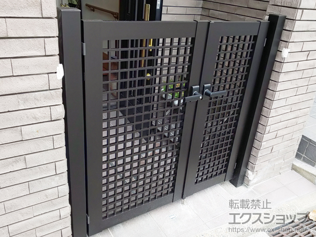 兵庫県神戸市のの門扉 【特注】シンプレオ門扉7型 井桁格子 両開き 門柱使用 施工例