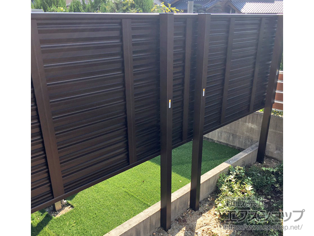 愛知県西尾市ののフェンス・柵 シンプレオフェンス13型 目隠しルーバー 2段支柱 自立建て用（パネル1段） 施工例