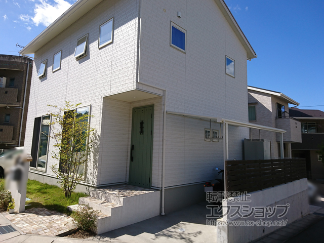 広島県安芸郡海田町ののテラス屋根 ヴェクターテラス F型 テラスタイプ 単体 積雪〜20cm対応＋ヴェクターテラス 吊り下げ式 固定物干し 標準 2本入×1セット 施工例