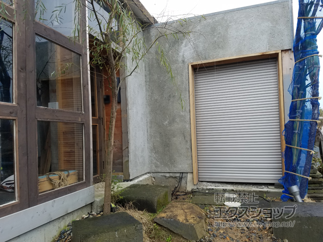 新潟県新潟市のLIXIL リクシル（トステム）のガレージシャッター ガレージシャッタークワトロ 電動式 内部付タイプ 施工例