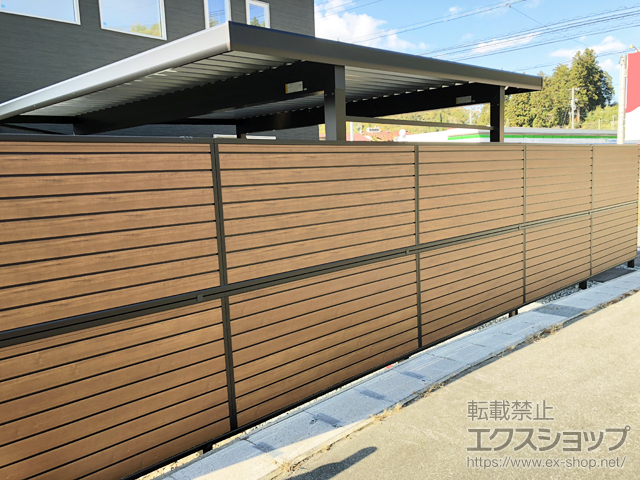 岐阜県高山市ののフェンス・柵 ルシアスフェンスF02型 横目隠し 木調カラー 2段支柱 自立建て用（パネル2段） 施工例