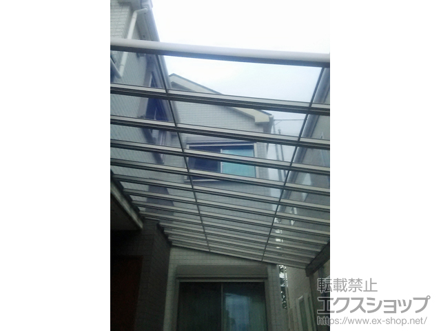 神奈川県綾瀬市のLIXIL リクシル（トステム）のテラス屋根 パワーアルファ F型 テラスタイプ 連棟 積雪〜30cm対応 施工例