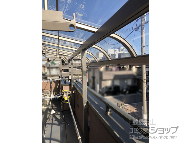 大阪府茨木市のLIXIL リクシル（トステム）のバルコニー・ベランダ屋根 パワーアルファ RB型 屋根タイプ 連棟 積雪〜30cm対応 施工例