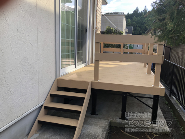 静岡県御殿場市ののウッドデッキ リウッドデッキ 200＋リウッド ステップ5型 ステップHタイプ（3段）×1セット＋リウッドデッキフェンス4型〈横パネル〉 施工例