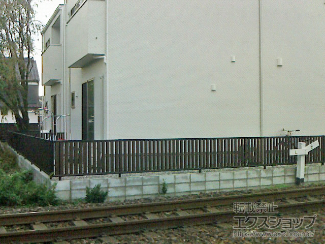 愛知県春日井市ののフェンス・柵 ルシアスフェンスF03型 たて半目隠し 木調カラー 自由柱施工 施工例