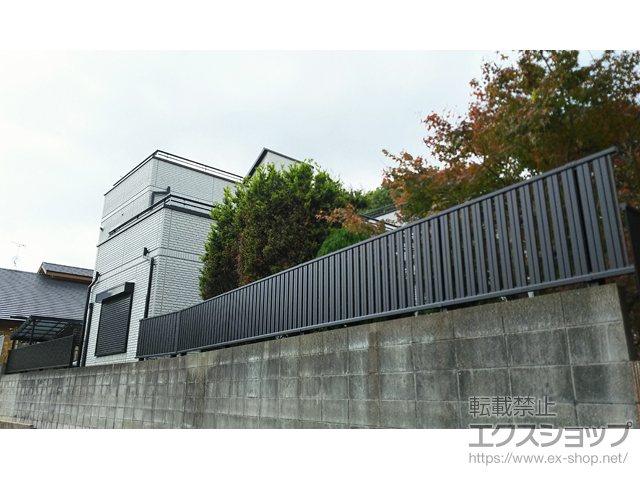 福岡県北九州市ののフェンス・柵 シンプレオフェンスST1型 たて半目隠し 2段支柱 自立建て用（パネル1段） 施工例