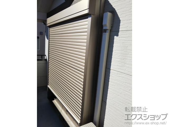 三重県鈴鹿市のLIXIL リクシル（トステム）の窓シャッター リフォームシャッター クワトロ 手動式 施工例