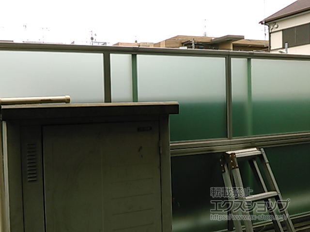 兵庫県尼崎市ののフェンス・柵 シンプレオフェンスP1型 目隠しポリカパネル 2段支柱 ブロック建て用（パネル2段） 施工例