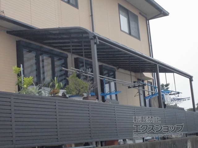 岐阜県安八郡輪之内町ののテラス屋根 ヴェクターテラス R型 テラスタイプ 連棟 積雪〜20cm対応＋ヴェクターテラス 吊り下げ物干し 標準 2本入り/1本入り×各1セット 施工例