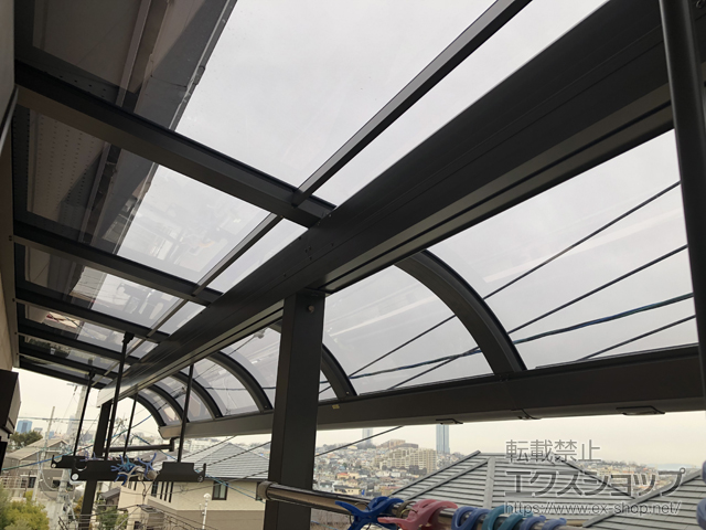 大阪府豊中市のLIXIL リクシル（トステム）のバルコニー・ベランダ屋根 パワーアルファ RB型 屋根タイプ 連棟 積雪〜30cm対応 施工例