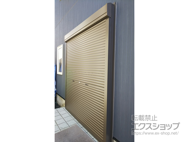 青森県五所川原市のLIXIL リクシル（トステム）のガレージシャッター ガレージシャッタークワトロ 手動式 外部付タイプ 施工例