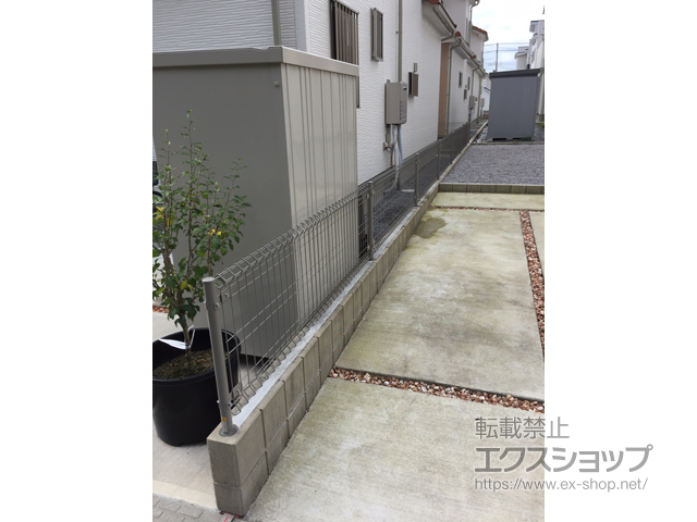 栃木県鹿沼市ののフェンス・柵 イーネットフェンス1M型 間仕切り柱タイプ 施工例