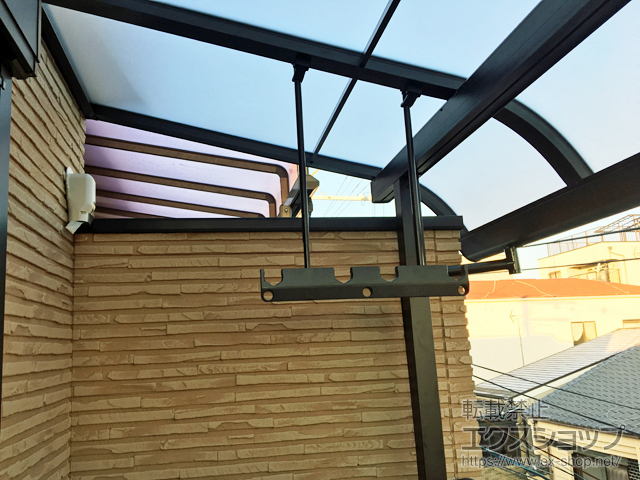 大阪府大阪市のLIXIL リクシル（トステム）のバルコニー・ベランダ屋根 パワーアルファ RB型 屋根タイプ 単体 積雪〜30cm対応 施工例