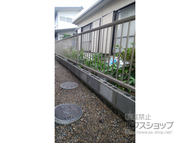 滋賀県近江八幡市ののフェンス・柵 シンプレオフェンスT1型 縦格子22本 間仕切柱施工 施工例