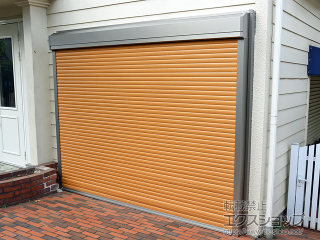 東京都世田谷区のLIXIL リクシル（トステム）のガレージシャッター ガレージシャッタークワトロ 電動式 外部付タイプ 木目調 施工例