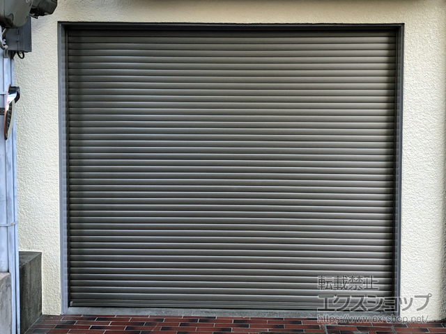 兵庫県西宮市のLIXIL リクシル（トステム）のガレージシャッター ガレージシャッタークワトロ 電動式 内部付タイプ 施工例