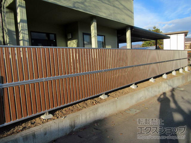 長野県千曲市ののフェンス・柵 ルシアスフェンスF03型 たて半目隠し 木調カラー 2段支柱 自立建て用 施工例