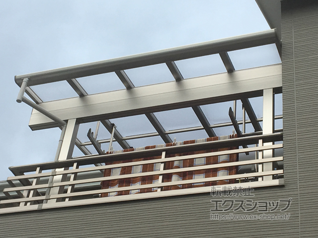 大阪府八尾市ののバルコニー・ベランダ屋根 ヴェクターテラス F型 1500 屋根タイプ 単体 積雪〜50cm対応＋ ヴェクター 吊り下げ式 固定物干し 標準 (2本入り)×2 施工例