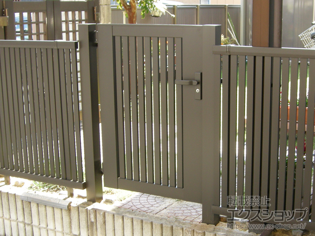 三重県四日市市のの門扉 ライシス門扉 4型 太たて桟 片開き 柱使用 施工例