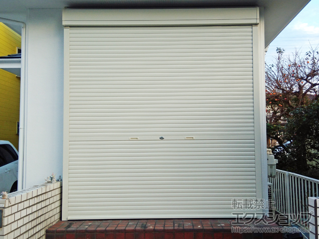 神奈川県横浜市のLIXIL リクシル（トステム）のガレージシャッター ガレージシャッタークワトロ 手動式 外部付タイプ 施工例