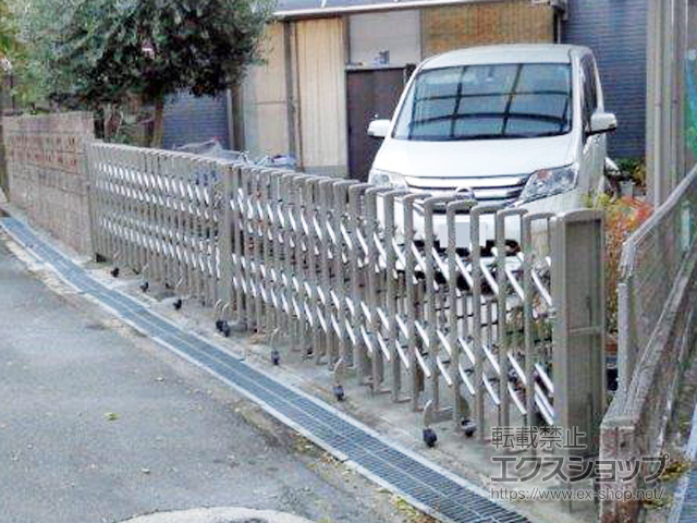 大阪府高槻市ののカーゲート レイオス7型(傾斜地用) ノンレール 両開き 42-42W 施工例