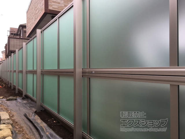 埼玉県さいたま市ののフェンス・柵 シンプレオフェンスP1型 目隠しポリカパネル 2段支柱 自立建て用 （パネル2段） 施工例